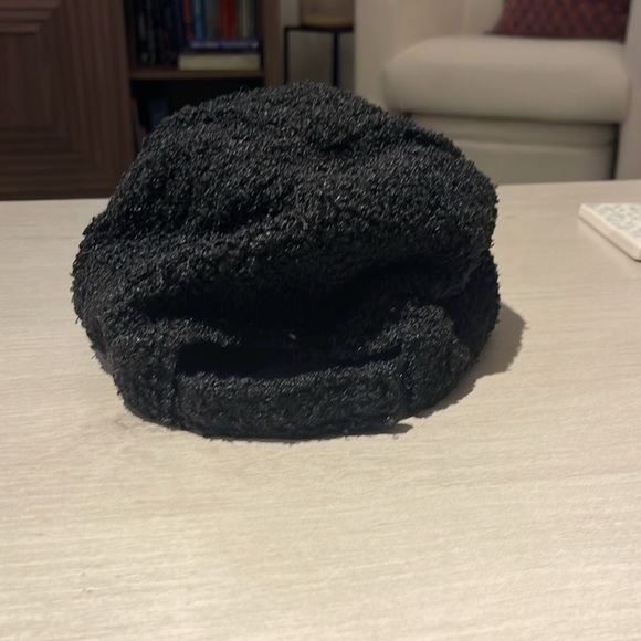 Black fuzzy NY hat - Picture 3 of 3